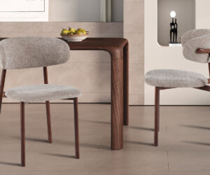 Chaise 'Coco' Noyer - Tissu Fabb Raven 30 Sable
