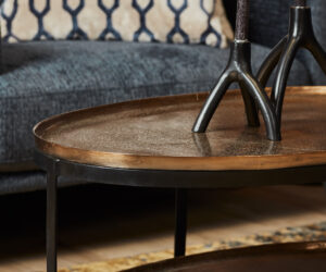 Alternative view of Table basse ovale Kate en aluminium doré – 100 cm