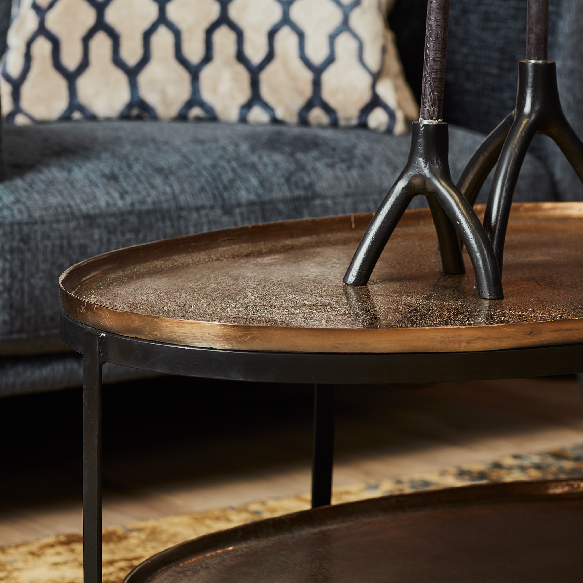 Table basse ovale Kate en aluminium doré – 100 cm – Image 2