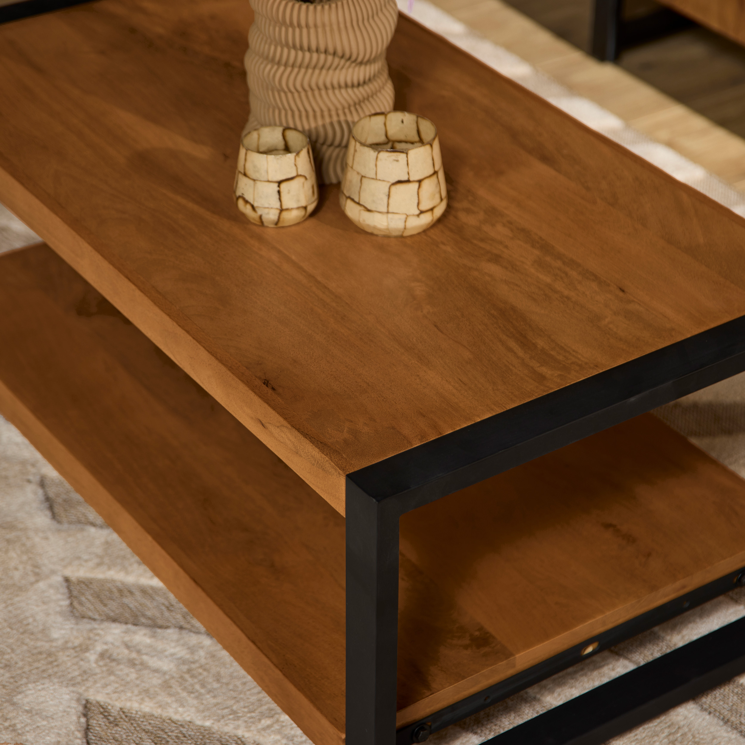 Table basse Boaz avec tablette inférieure en bois de manguier naturel – 110 cm – Image 2