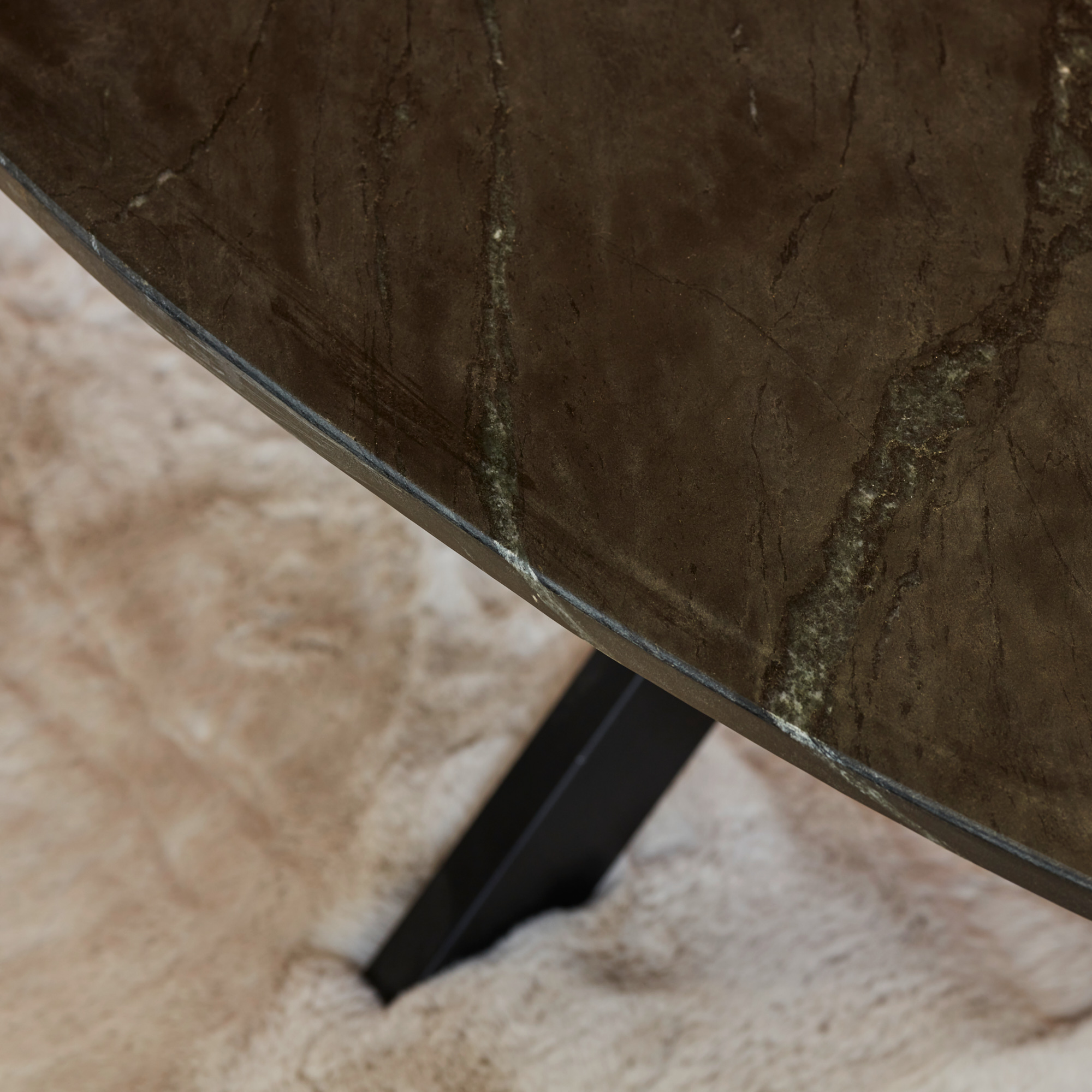 Table basse ovale Faye en marbre noir – 120 cm – Image 3