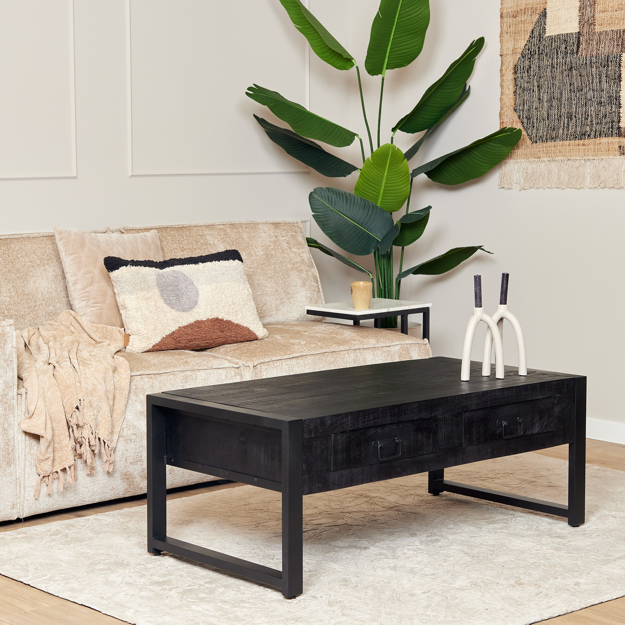 Table basse Boaz avec deux tiroirs en bois de manguier noir – 120 cm