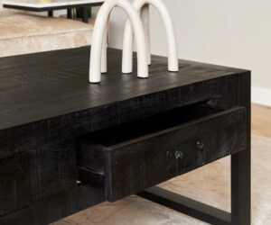 Alternative view of Table basse Boaz avec deux tiroirs en bois de manguier noir – 120 cm