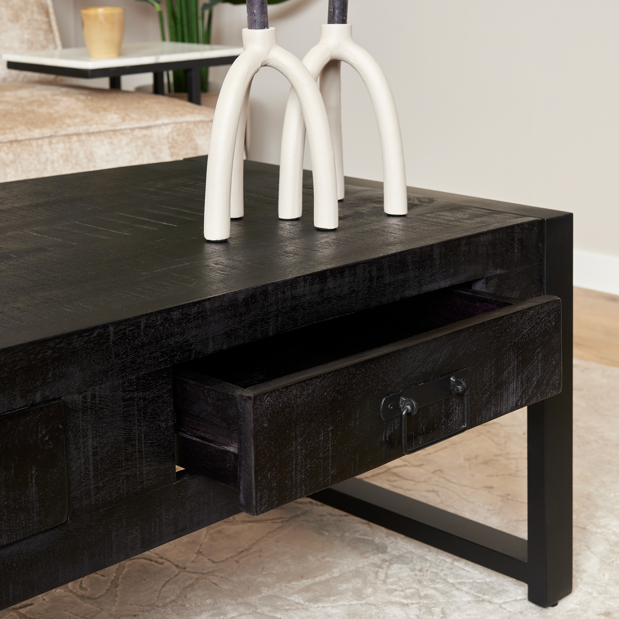 Table basse Boaz avec deux tiroirs en bois de manguier noir – 120 cm – Image 2